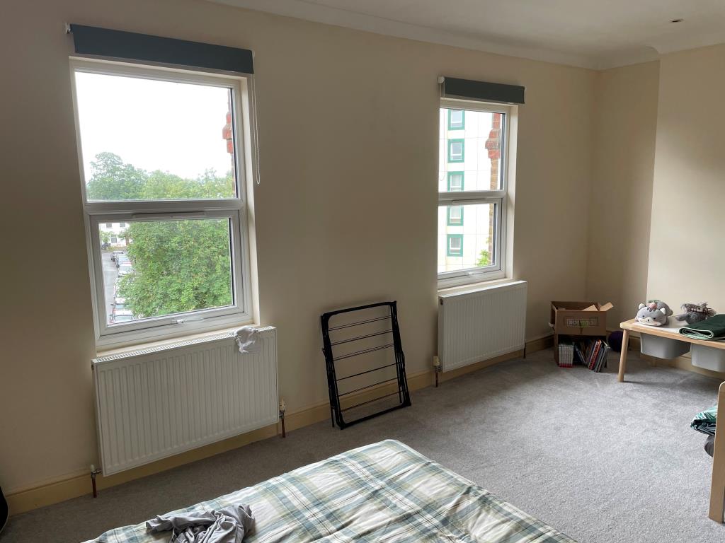 Lot: 2 - HOUSE ARRANGED AS FOUR FLATS PRODUCING £48,000 PER ANNUM - Studio Room Flat 3